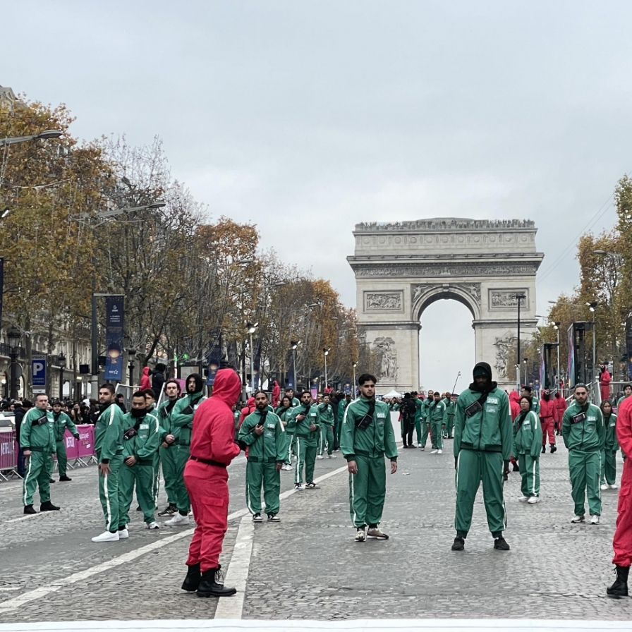 ‘Red Light, Green Light’: Doll from 'Squid Game' brings Paris to standstill