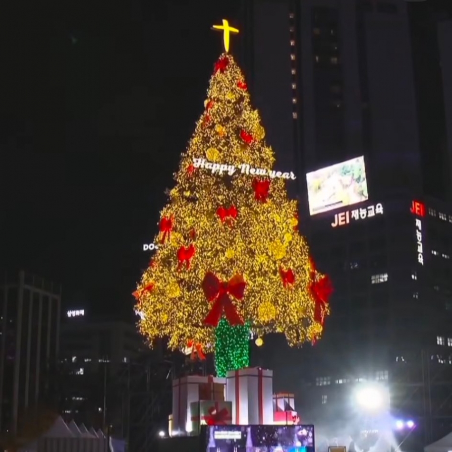 Does cross atop Christmas tree at Seoul Plaza reflect religious bias?