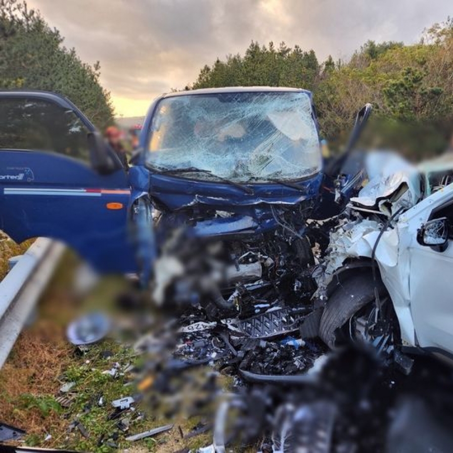 4 dead, 4 injured as truck crashes into rental car in Jeju