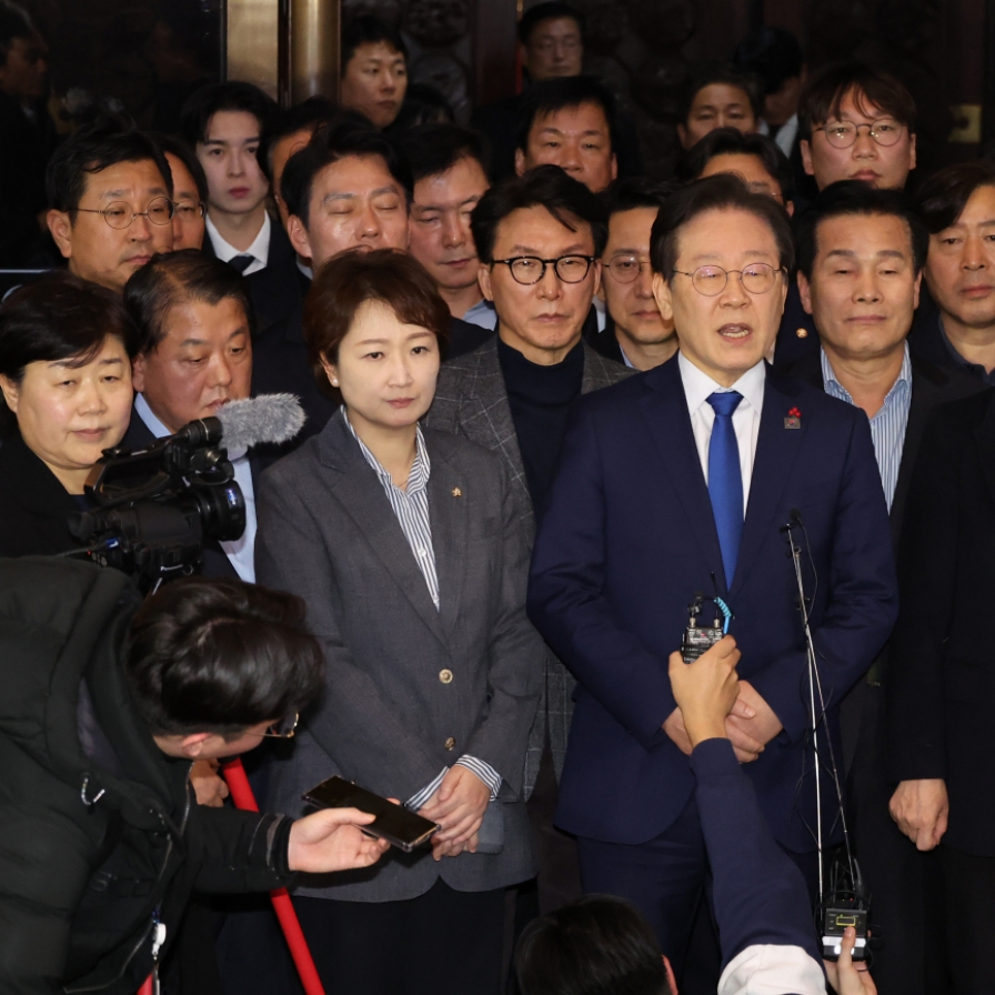 [Breaking] Opposition leader Lee Jae-myung calls martial law declaration 'unconstitutional'