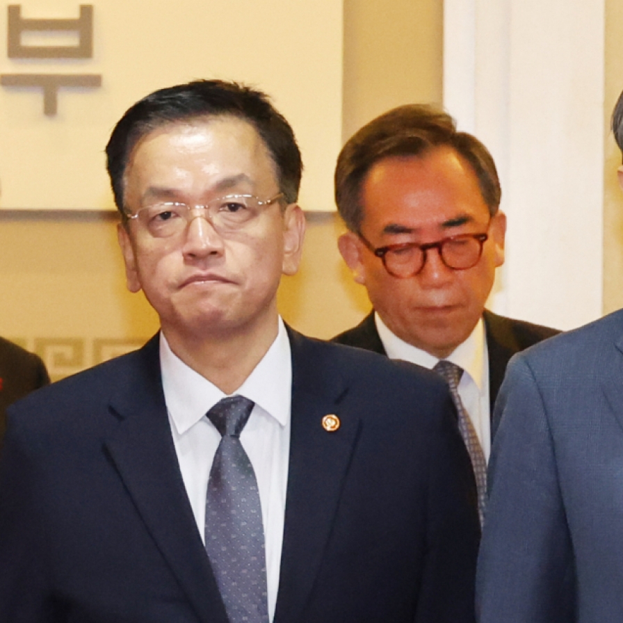 Yoon aides, Cabinet members offer to resign