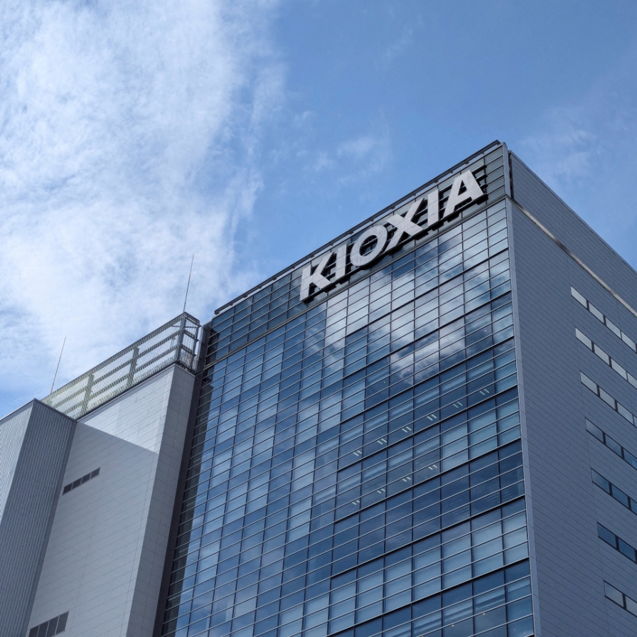 Korean chipmakers weigh options as Kioxia goes public