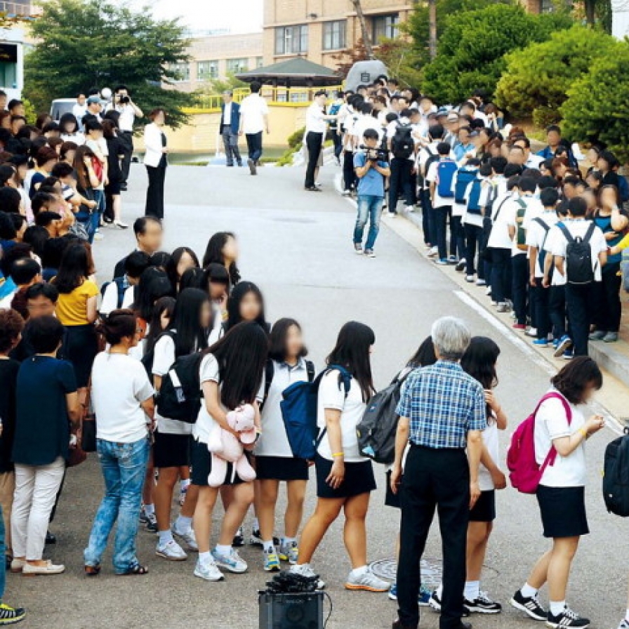[Ferry Disaster] Sewol survivors return to school