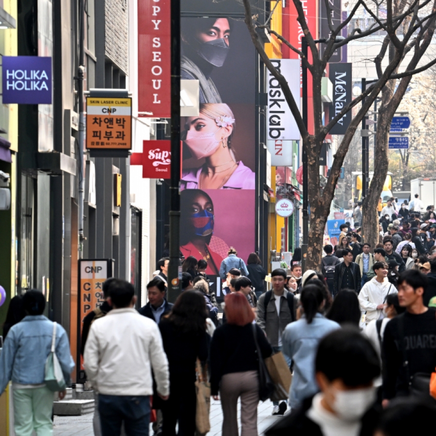  Foreign tourists flock back to Myeong-dong