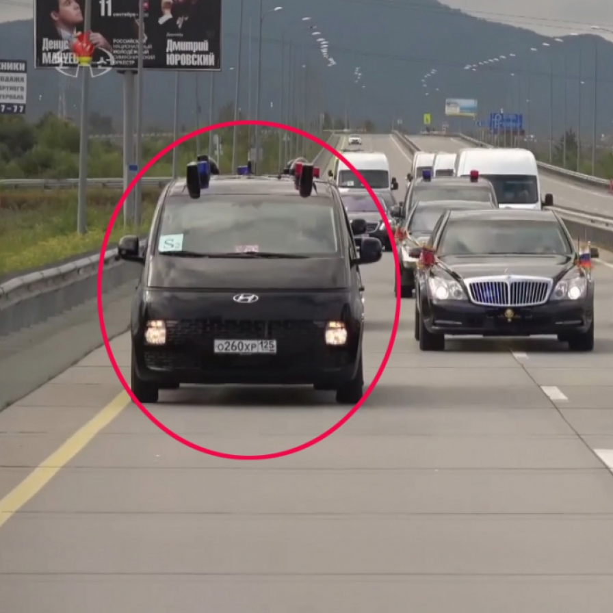 Kim Jong-un’s car escorted by Hyundai van in Russia