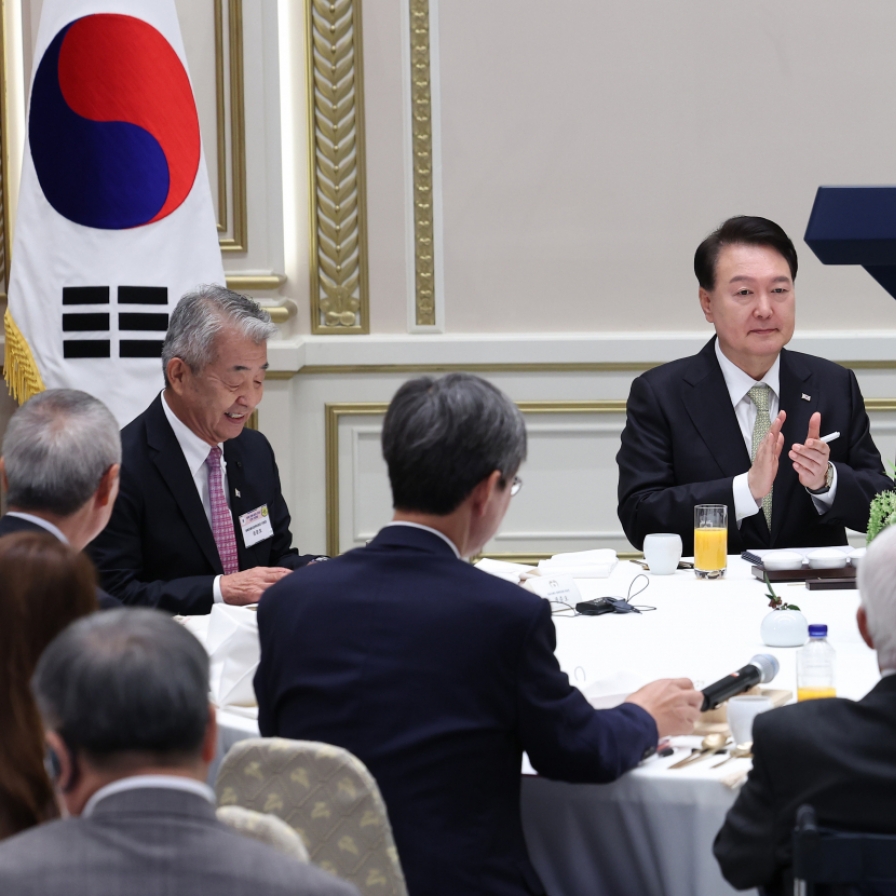 Yoon hosts luncheon meeting with Korean atomic bomb victims in Hiroshima on Chuseok
