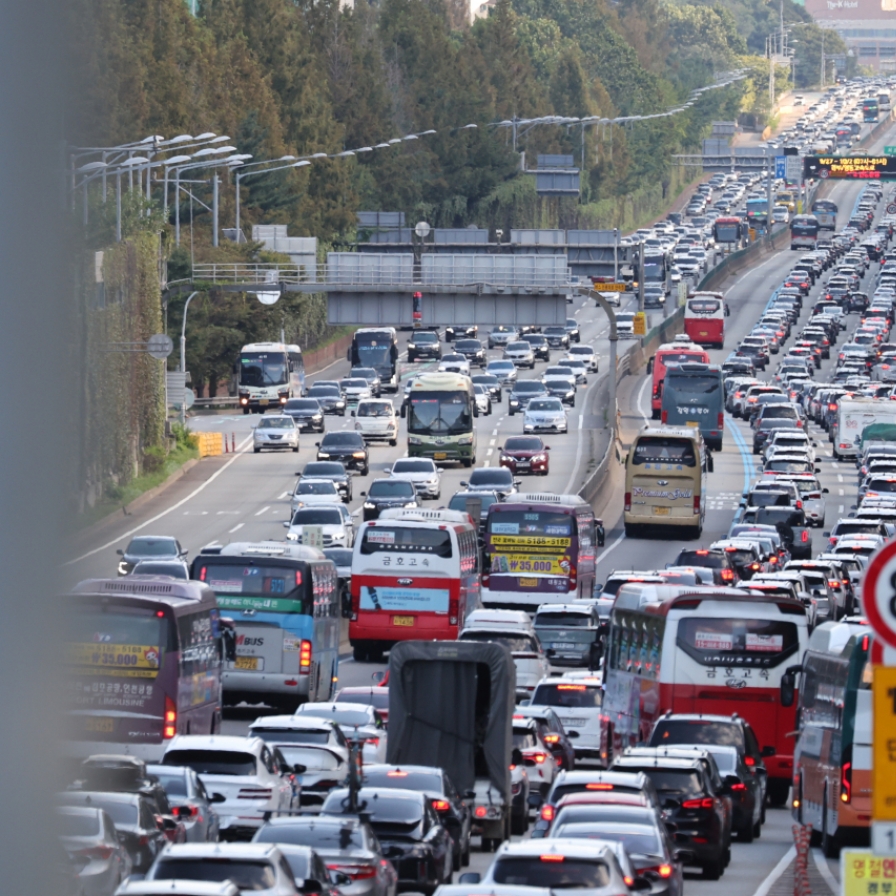 Heavy traffic jams on highways expected on 5th day of holiday