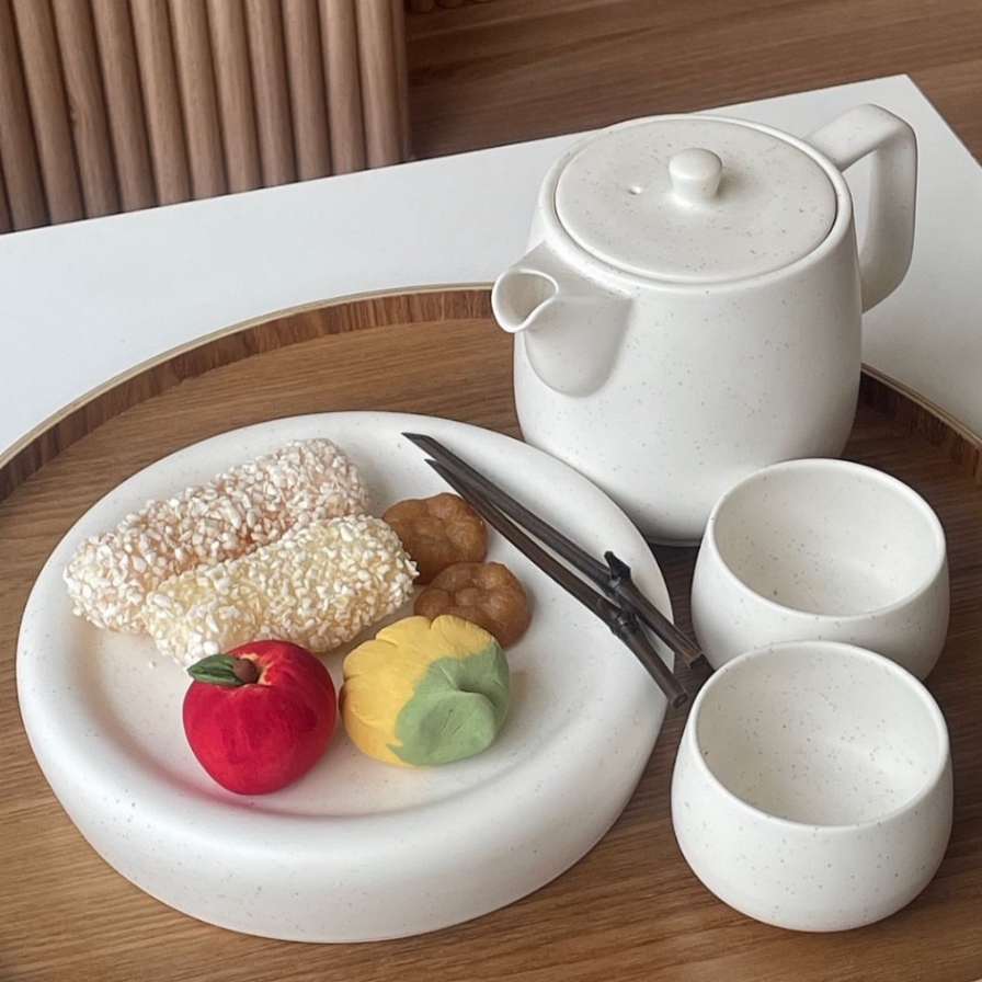  Unique mugwort tea latte paired with flower cakes, dango