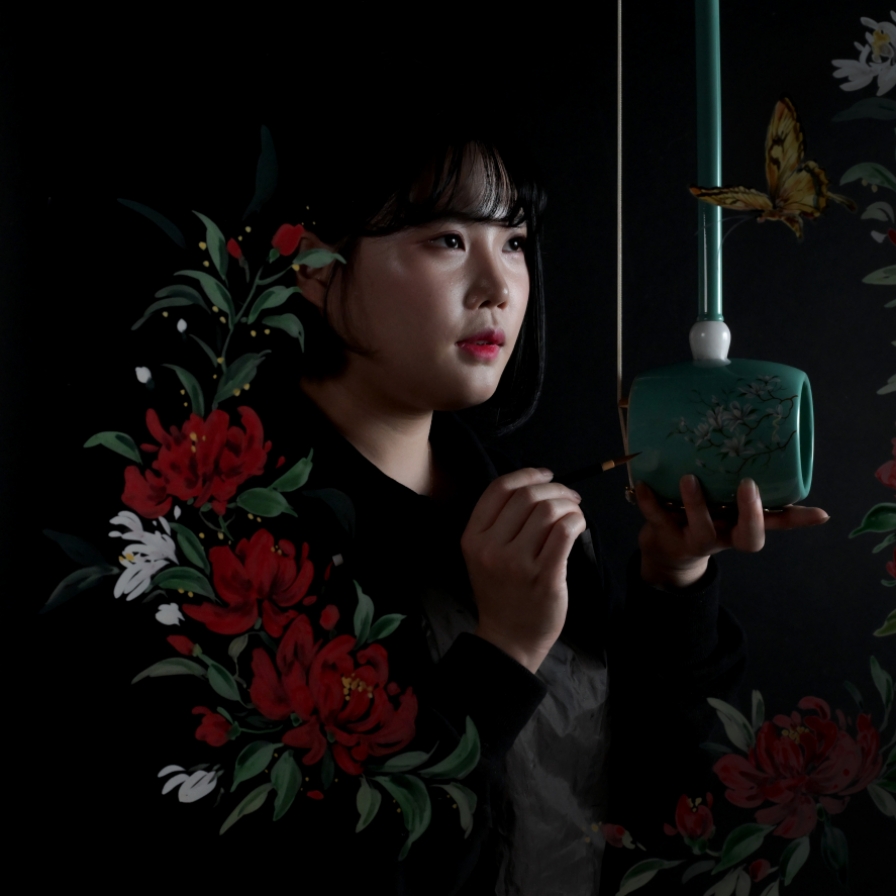 Korean traditional painter helps haegeum blooms