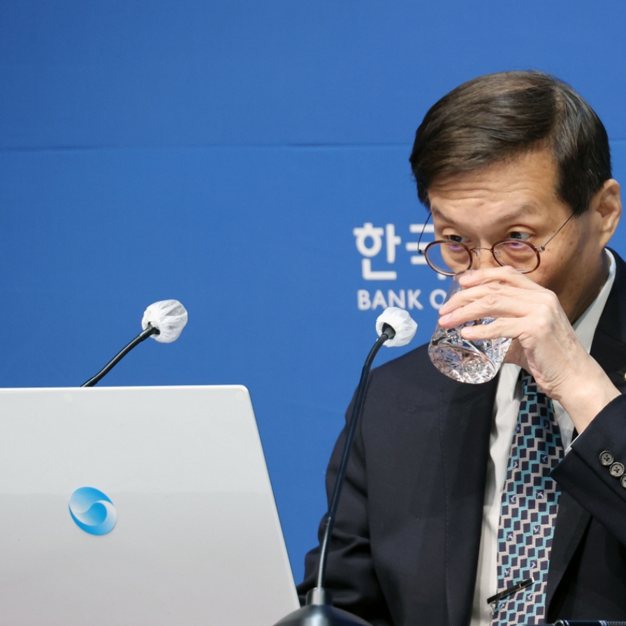BOK chief voices need to keep restrictive monetary policy for long time