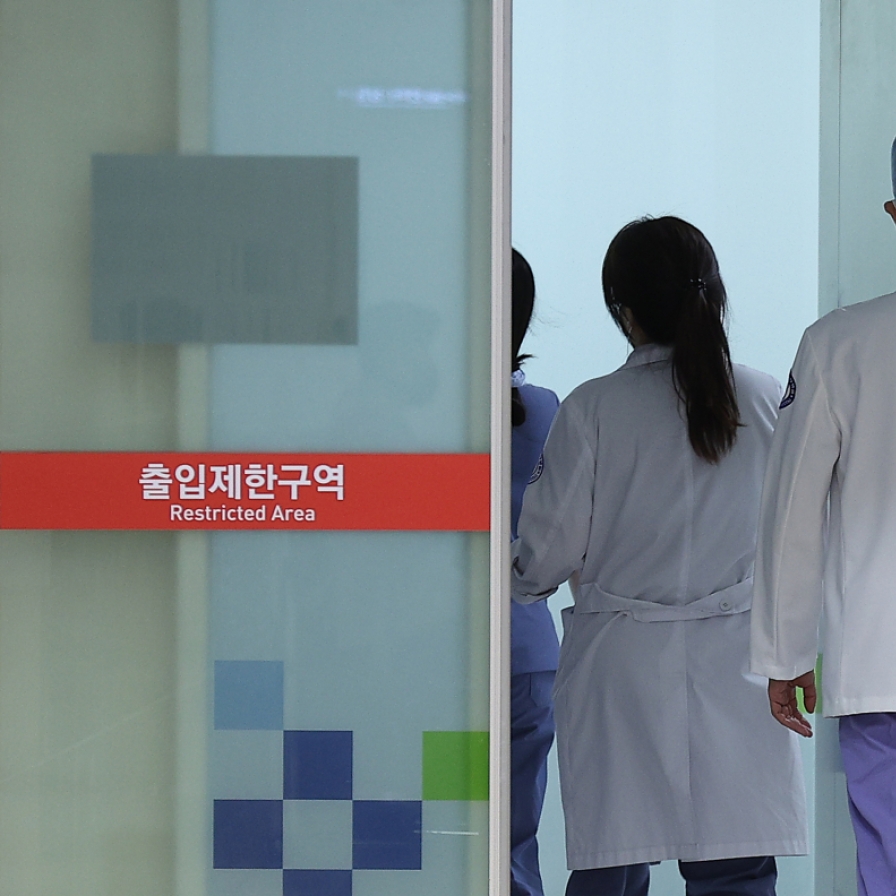 Govt. to deploy more medical staff as senior doctors at 5 major hospitals take weekly breaks