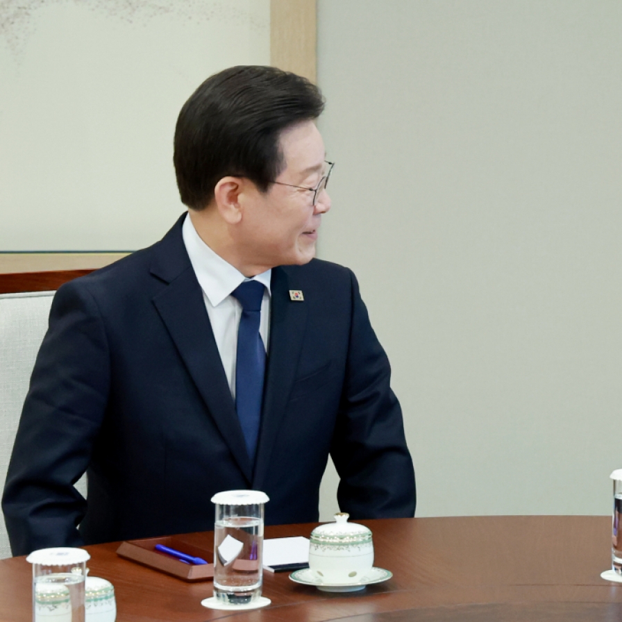 [News Focus] Lee tells Yoon that he has governed without political dialogue