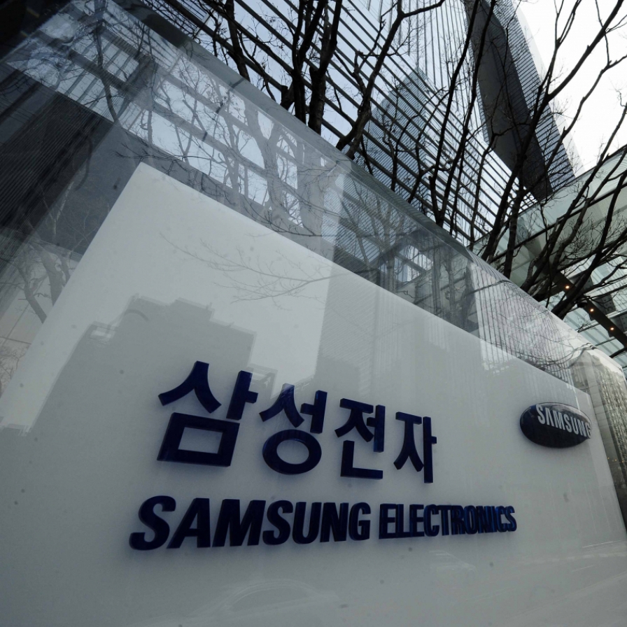 Samsung Electronics Q1 operating profit soars; chip biz returns to profit