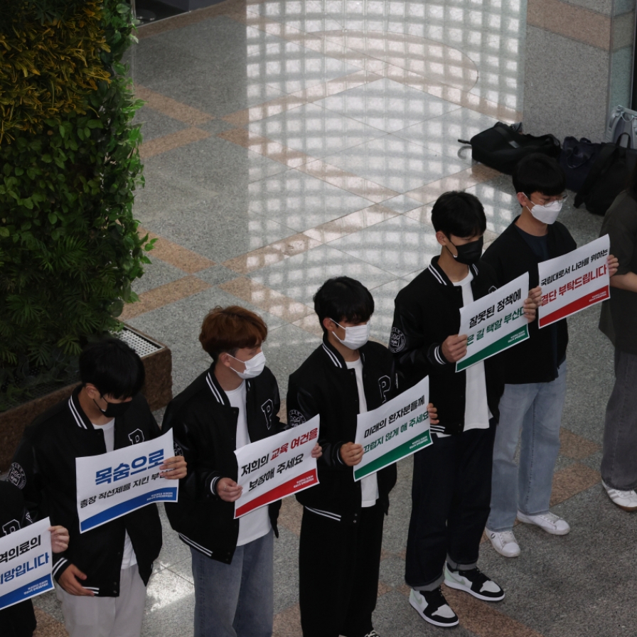 Ministry warns Pusan University in med school clash