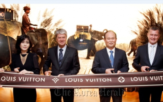 Louis Vuitton opens first airport store