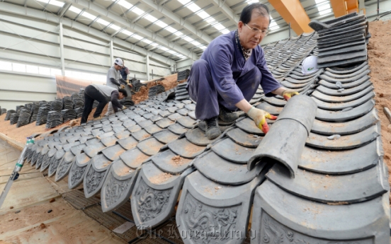 Sungnyemun gets new roof tiles as restoration proceeds