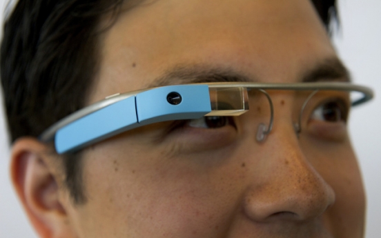 Google to sell prototype of futuristic glasses