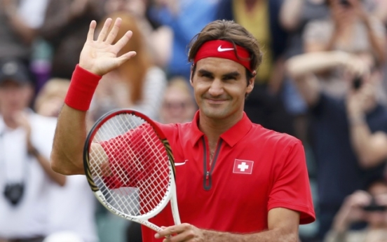 Federer reaches semi after downing Isner