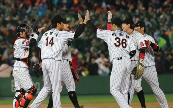 Lotte Giants defeat SK Wyverns, sit one win from final