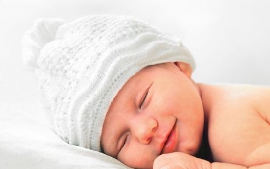 Sitting next to the bed helps baby fall asleep