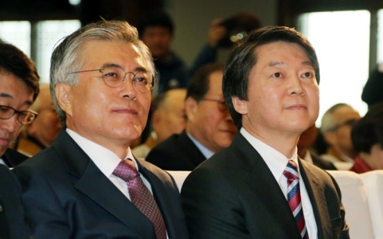 Moon, Ahn agree on private talks on unified candidacy