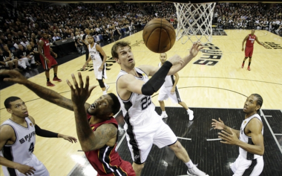 Spurs rout Heat 113-77 in Game 3 of NBA Finals