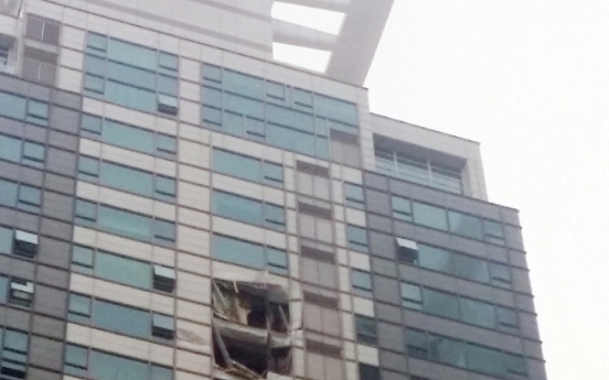 Helicopter crashes into high-rise apartment, killing 2 pilots