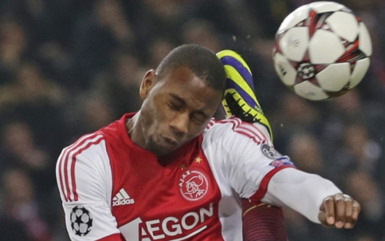 10-man Ajax holds on for 2-1 win over Barcelona