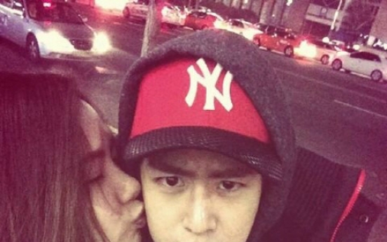 [Photo News] 2PM's  Nichkhun being kissed on the cheek by his sister