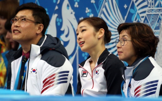 Kim Yu-na battles nerves to take figure skating lead