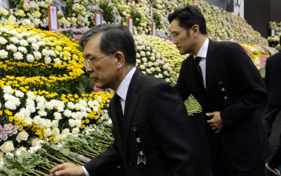 [Ferry Disaster] Koreans stream to altar for victims of ferry