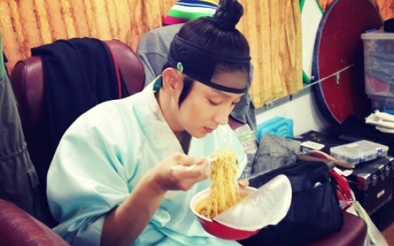 Actor Lee Jun-gi posts ‘ramen selfie’