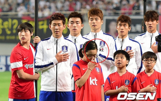 Ki Sung-yueng in hot water over left hand salute