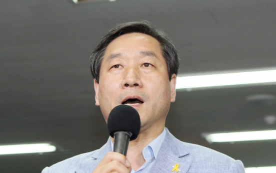 Former safety minister Yoo survives Sewol debacle