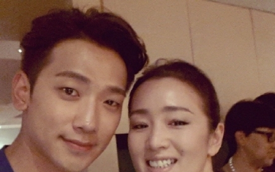 Rain takes selfie with Gong Li