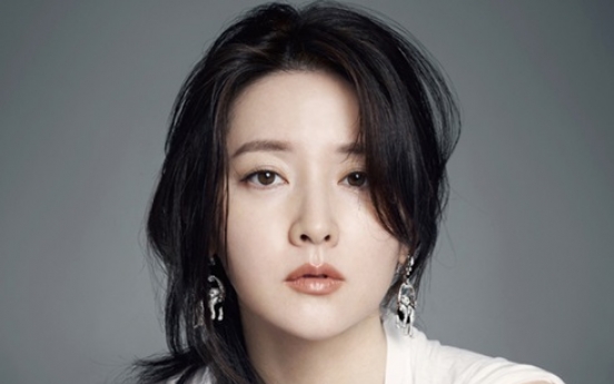 Lee Young-ae boasts casual yet chic style