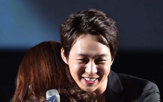 JYJ Park Yoo-chun gives hug to fans