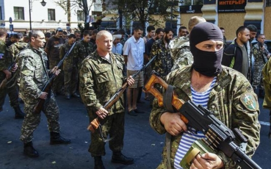 Rebels parade captured soldiers as Kiev marks independence day