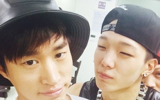 Bobby, Tablo hug in selfie