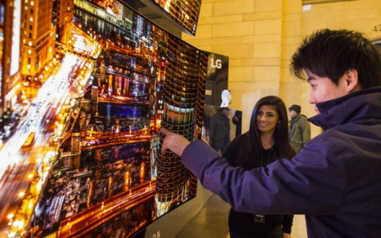 [Photo News] LG displays OLED TV at  Grand Central Terminal