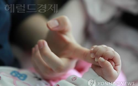 공중화장실에 아기 버린 불법체류 외국인들 붙잡아