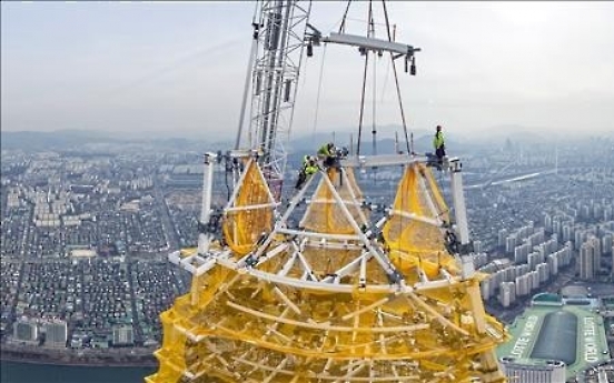 롯데월드타워 555ｍ 완성됐다…최상층부 첨탑 완성