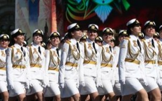 러시아 女軍 ‘미니스커트 부대’ 논란