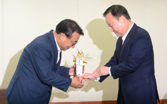 New Saenuri leader pledges support for Park
