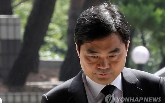 Gov't fires senior prosecutor over bribery scandal