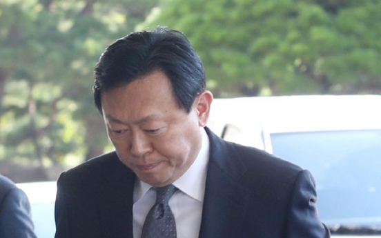 Prosecutors seek warrant to arrest Lotte Group chairman over corruption