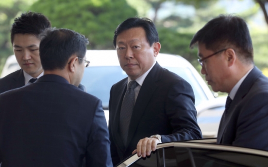 Prosecutors request arrest warrant for Lotte chairman