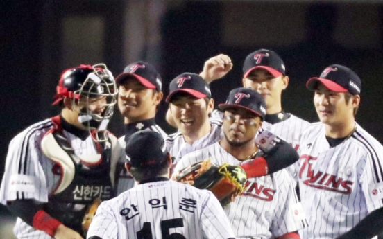 LG Twins advance to 2nd round in baseball postseason