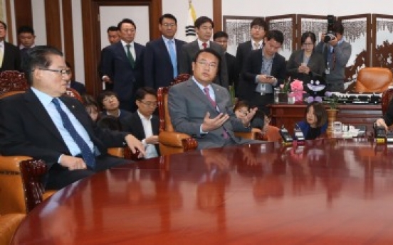 Saenuri leaders refuse to resign
