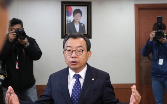 Why does Saenuri leader refuse to step down?